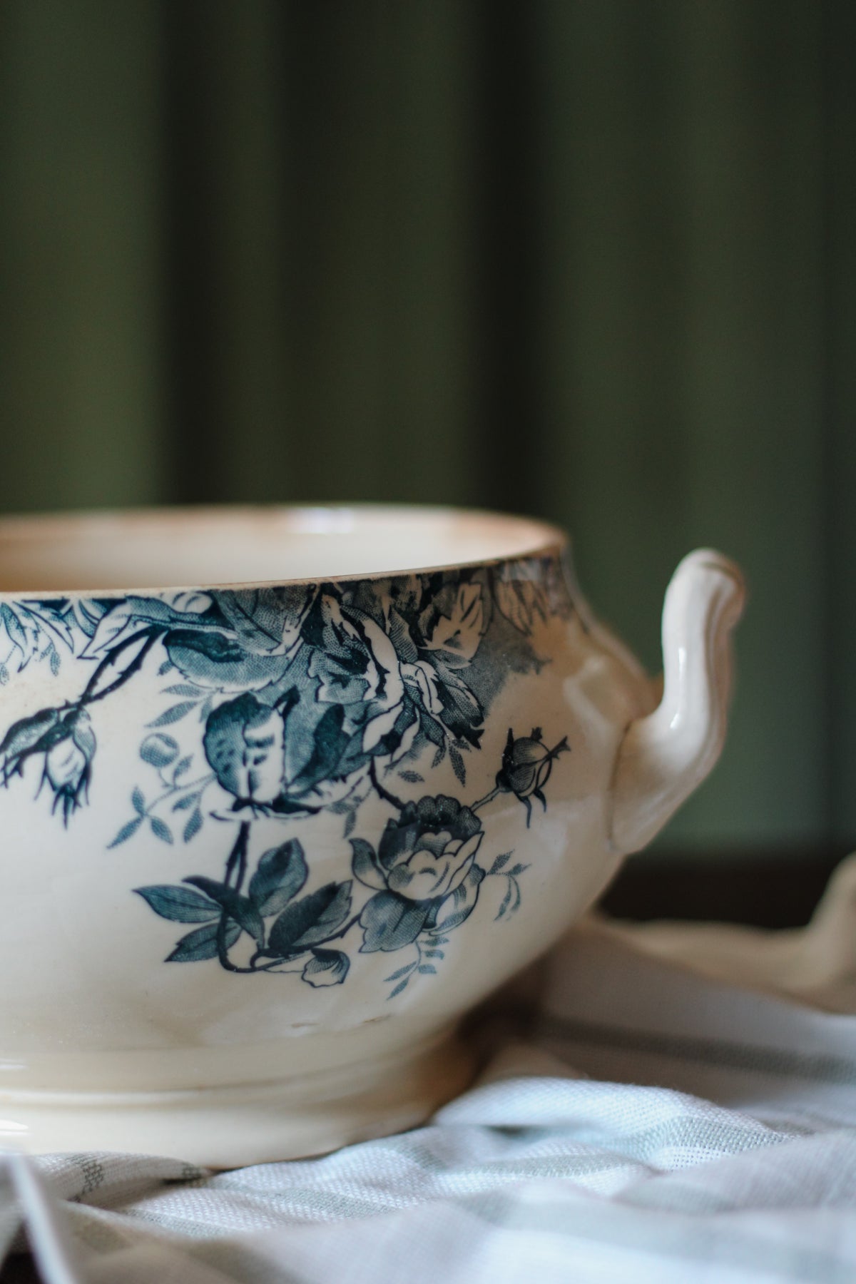 Antique French L’Oréal Porcelaine Opaque Soupière