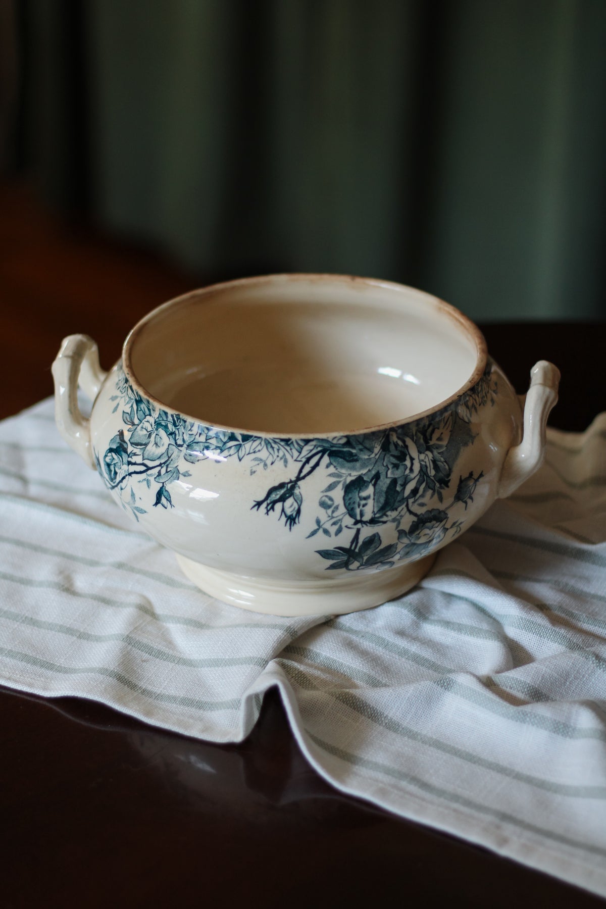 Antique French L’Oréal Porcelaine Opaque Soupière